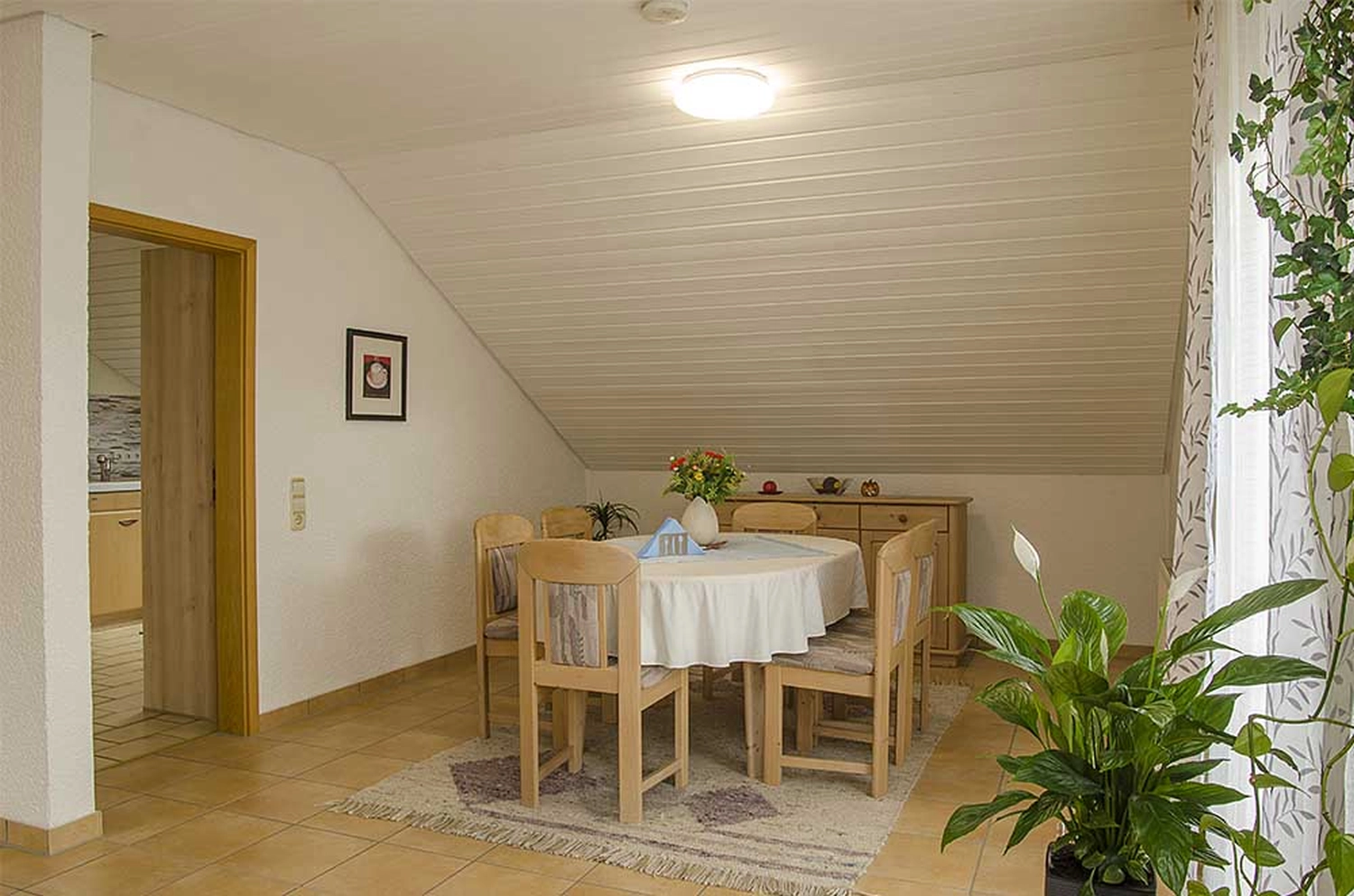 Ferienwohnungen - Ilonka Uhrig Wohnung im Erdgeschoss mit Esstisch